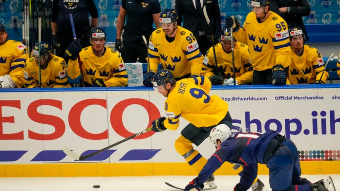 Hokejista USA Matt Boldy (vpravo) a hráč Švédska Adrian Kempe