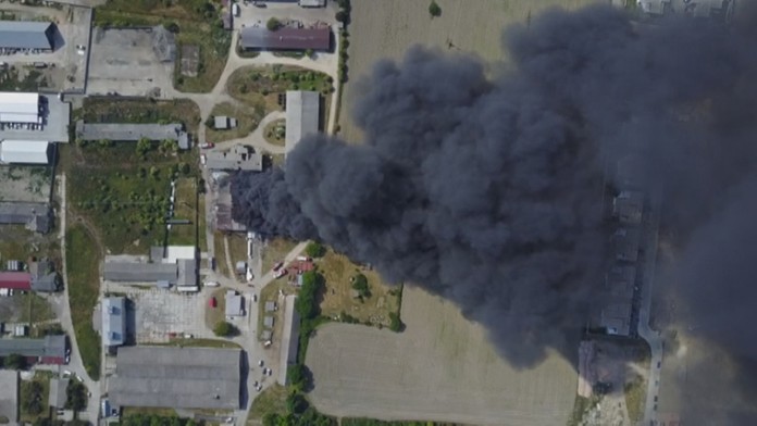 Pohľad na dym v areáli gumového granulátu na výrobu plastových fliaš.