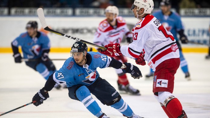Paul Pogba z Manchestru United a Kieran Trippier z Tottenhamu Hotspurt.