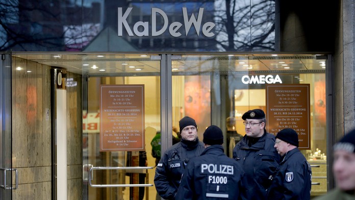 Obchodný dom prepadli v sobotu ráno krátko po otvorení štyria lupiči