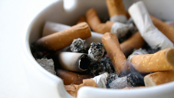 popolník s cigaretami