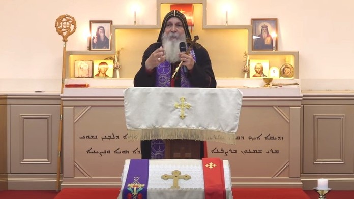 Biskup Mar Mari Emmanuel počas omše. 