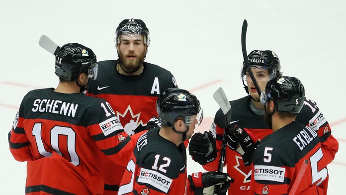 Kanadskí hokejisti sa tešia z gólu v dueli proti Dánsku v zápase MS 2018.