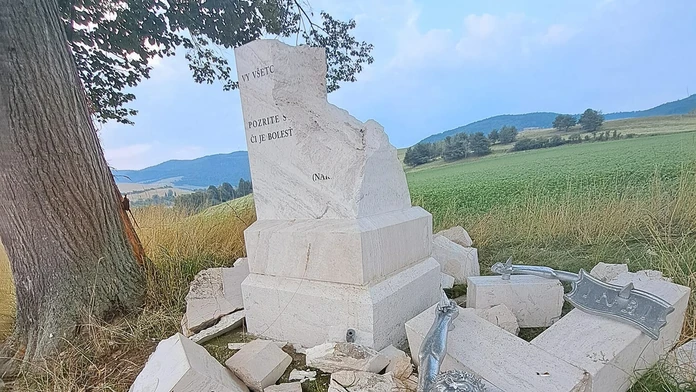 Zničený kríž v obci Kluknava