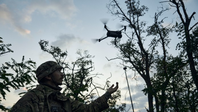 Na snímke ukrajinský vojak, ktorý vypúšťa dron.