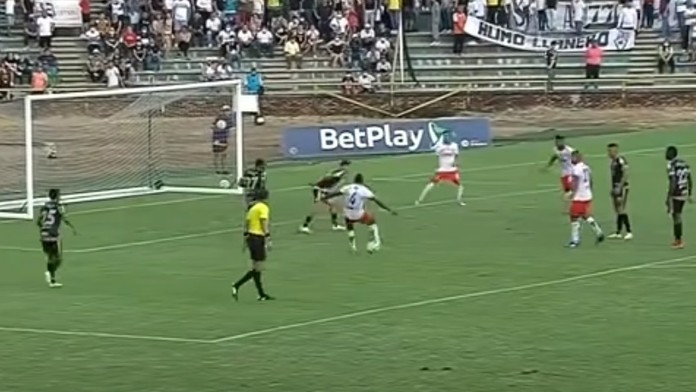 Jonathan Seguera s loptou krátko pred víťazným gólom.