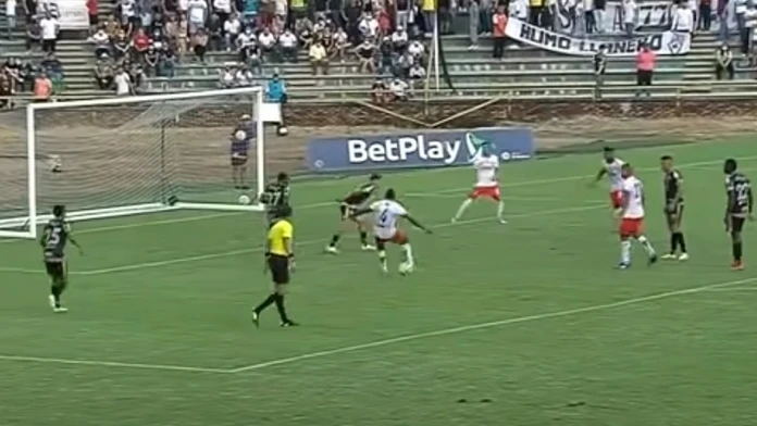 Jonathan Seguera s loptou krátko pred víťazným gólom.