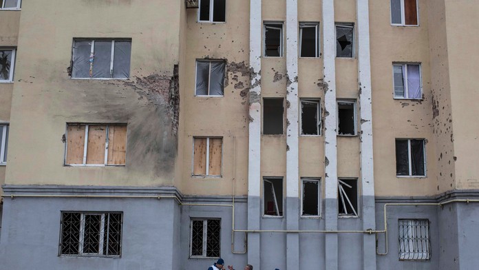 Príslušníci OBSE monitorujú vyšetrovanie pred poškodenou bytovkou po sobotňajšom raketovom útoku v obytnej štvrti vo východoukra