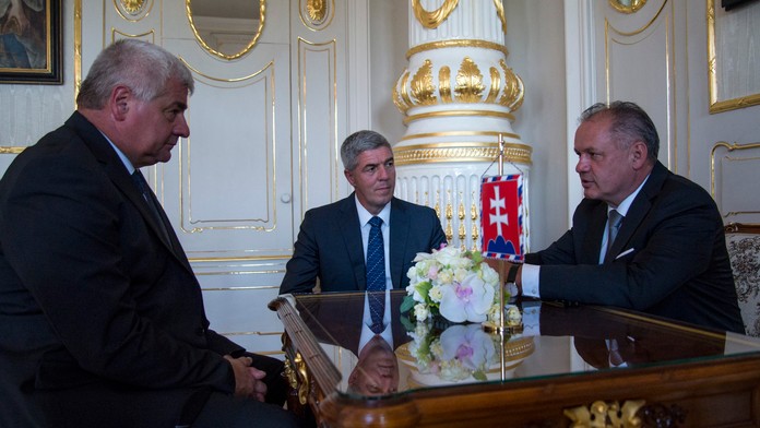 Béla Bugár predstavil prezidentovi Andrejovi Kiskovi kandidáta na post ministra dopravy Árpáda Érseka.