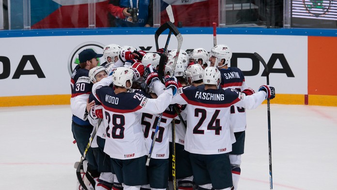 Americkí hokejisti sa tešia po výhre 2:1 nad výberom Českej republiky po predĺžení a samostatných nájazdoch vo štvrťfinále MS v 