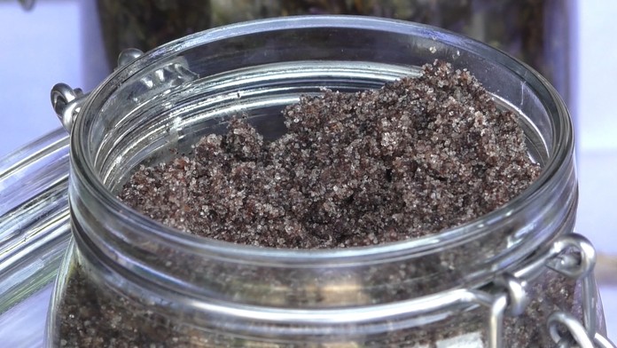 Ľudia s ochrannými rúškami kráčajú vedľa pláže v meste Biarritz .