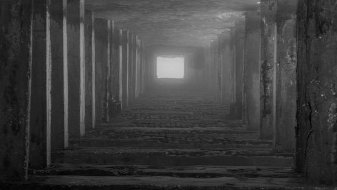 Ľudia zachraňujú čo sa dá.