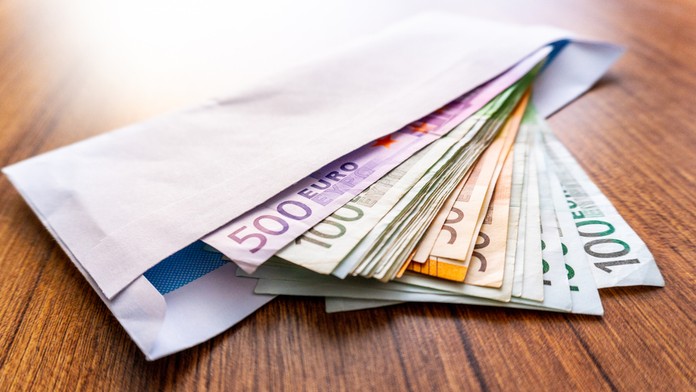 Kuchynská linka z druhej ruky mala nečakanú hodnotu. Muž v nej objavil skrýšu so sumou 150-tisíc eur