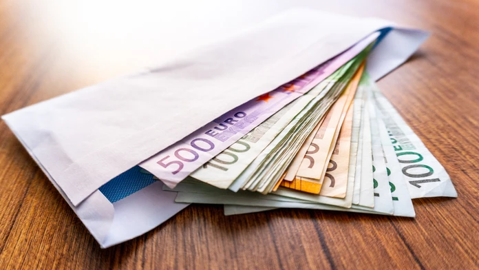 Kuchynská linka z druhej ruky mala nečakanú hodnotu. Muž v nej objavil skrýšu so sumou 150-tisíc eur