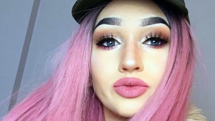 Ellie Wilkinsonová prechádza premenou. 