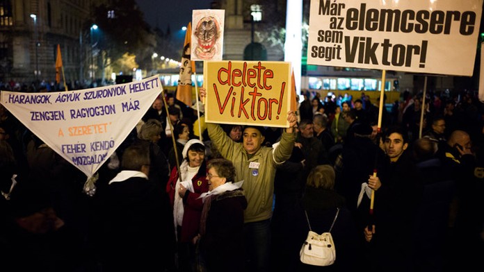 Tisíce ľudí sa zhromaždili v pondelok 17. novembra 2014 na Kossuthovom námestí v Budapešti, aby protestovali proti Orbánovej vlá
