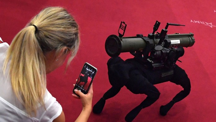 VIDEO: Rusi sa na výstave pochválili novou zbraňou. Tá sa však dá kúpiť na internete za pár tisíc