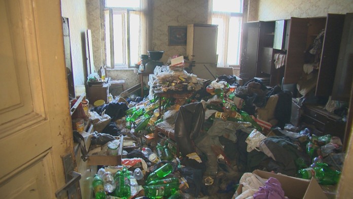 Dom plný špiny a odpadkov v Pohronskom Ruskove.