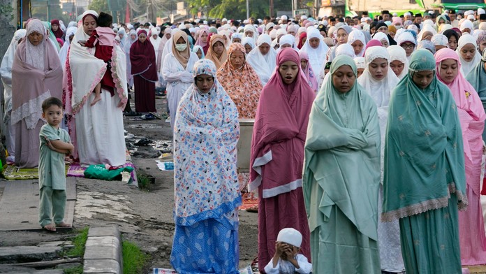 Modliace sa ženy v Indonézii.