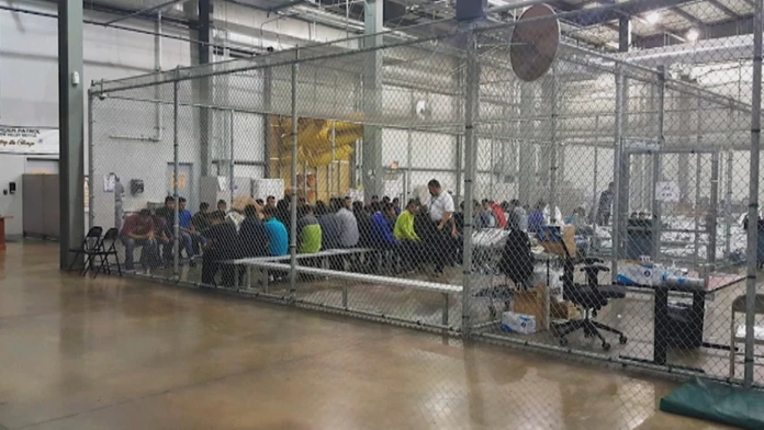 Médiami po celom svete obleteli zábery z detenčných centier v americkom Texase.