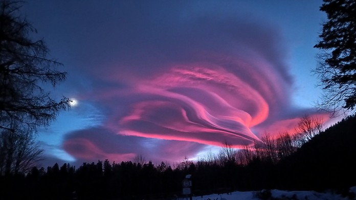 FOTO: Fascinujúca obloha. Západ slnka priniesol nad Slovensko neobyčajné oblaky
