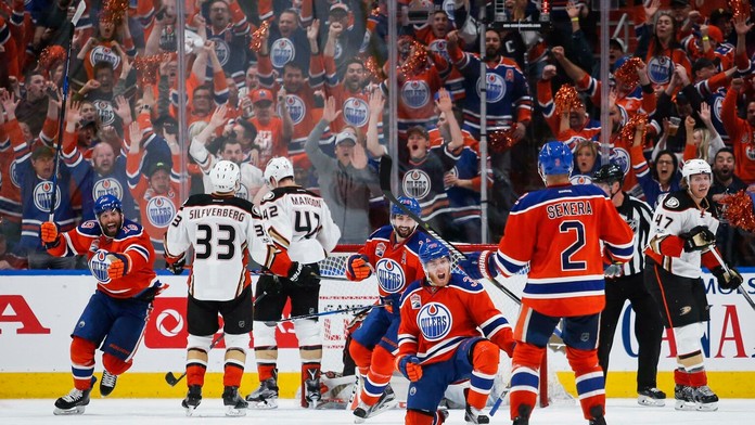 Hokejisti Edmontonu oslavujú gól.