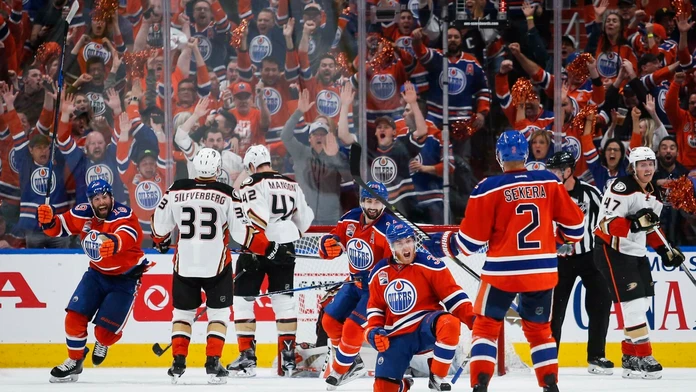 Hokejisti Edmontonu oslavujú gól.