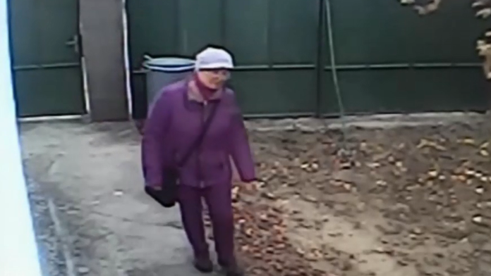 Neznáma žena, ktorá okradla dôchodkyňu