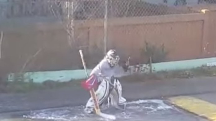 Chlapec trénuje na zamrznutej mláke pred domom