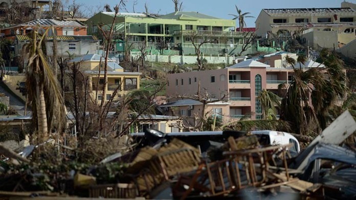Zničené domy a autá po vyčíňaní hurikánu Irma vo Phillipsburgu.