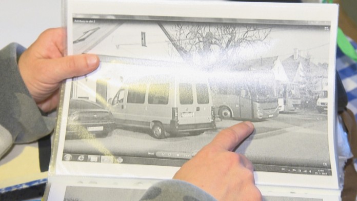 Pred firmou parkuje autobusy. 