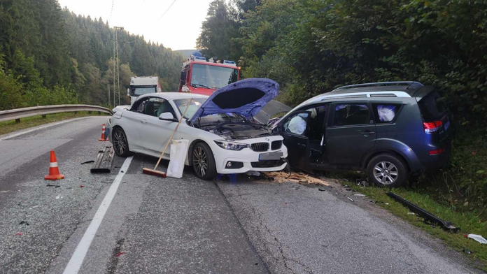 Zrazené autá po nehode medzi obcou Turček a Kremnické Bane.