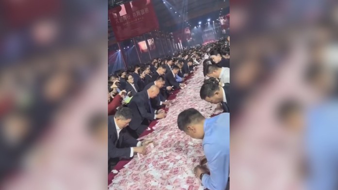 Zamestnanci počítajú bankovky 