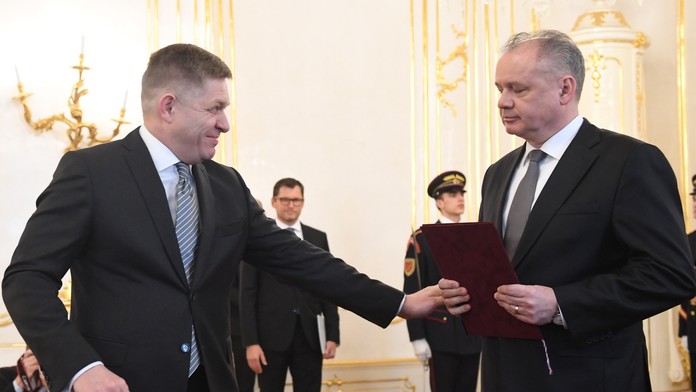 Odstupujúci premiér Robert Fico (vľavo) a prezident SR Andrej Kiska 