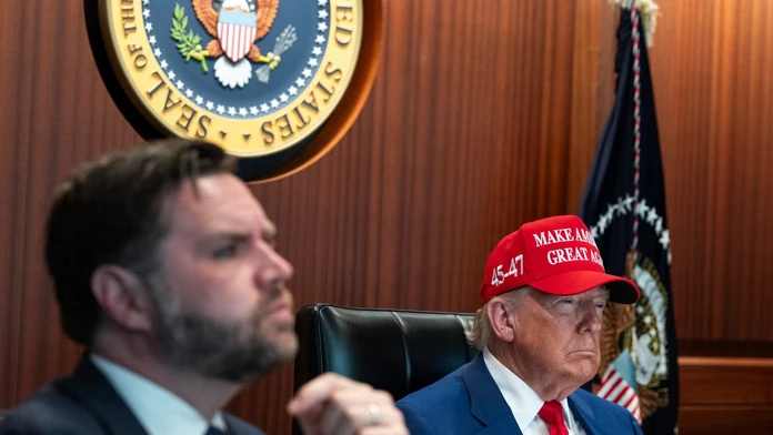 Na snímke, ktorú zverejnil Biely dom, americký prezident Donald Trump (vpravo) a americký viceprezident J. D. Vance.