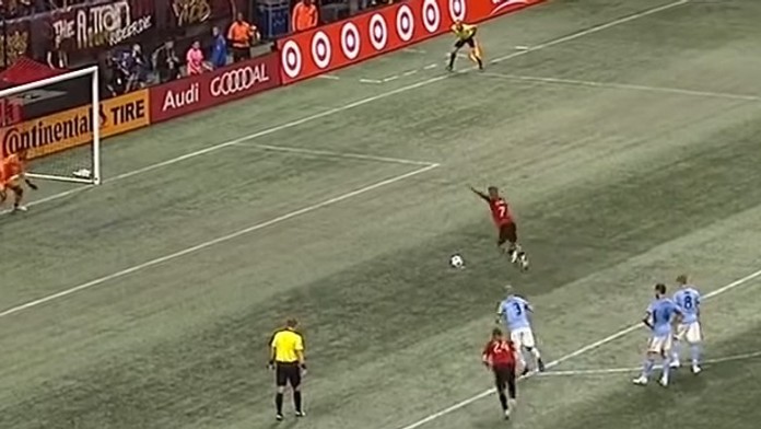 Martínez premieňa penaltu.