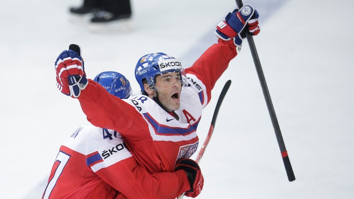 Jaromír Jágr a Michal Jordan oslavujú postup do semifinále na MS v Prahe. 14. mája