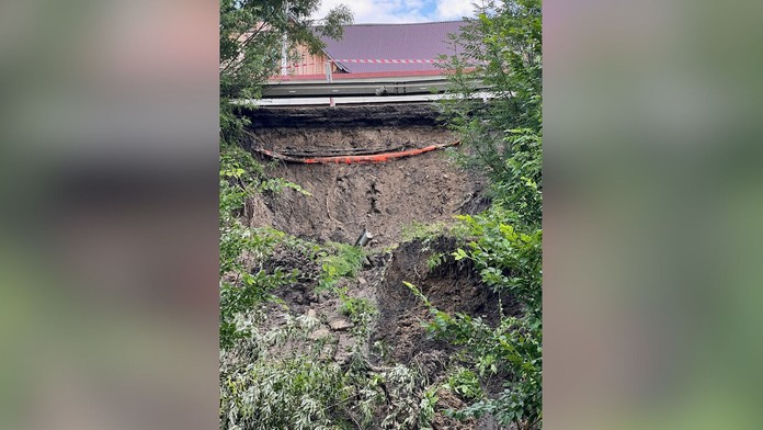 Zosuv pôdy v obci Zubrohlava.