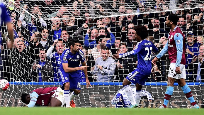 Diego Costa (Chelsea) sa teší po strelení gólu do siete Aston Villa.