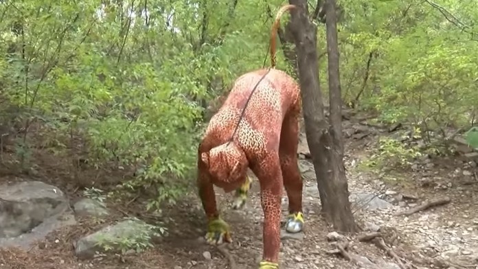 Youren Mi v kostýme leoparda.