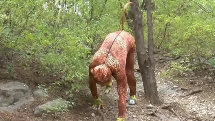 Youren Mi v kostýme leoparda.