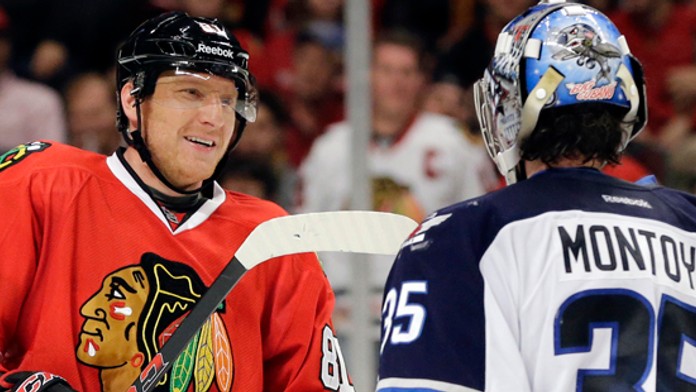 Slovenský útočník Blackhawks Marián Hossa (vľavo) a brankár Jets Al Montoya v zápase hokejovej NHL Chicago Blackhawks - Winnipeg