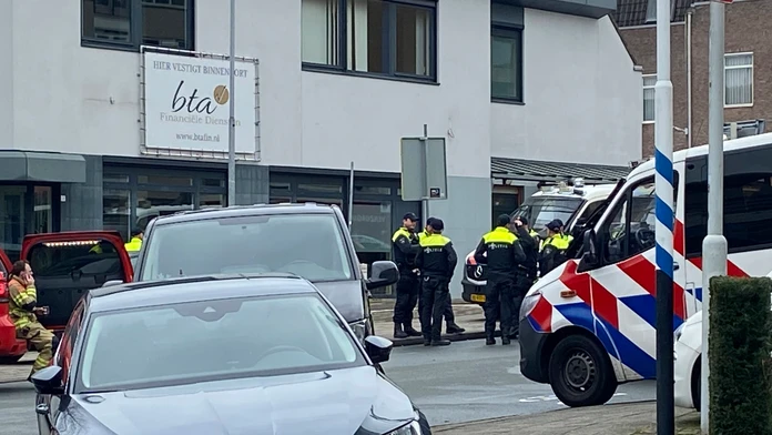 Niekoľkí ľudia boli zadržaní ako rukojemníci v kaviarni v holandskom meste Ede.
