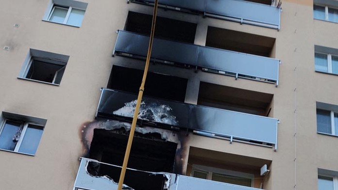 Z horiacej bytovky v Prievidzi evakuovali ľudí.