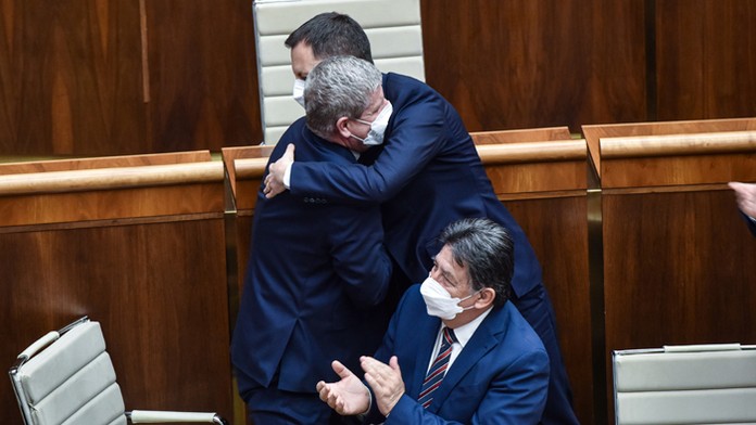 Premiér Eduard Heger a minister zdravotníctva Vladimír Lengvarský po schválení reformy nemocníc.