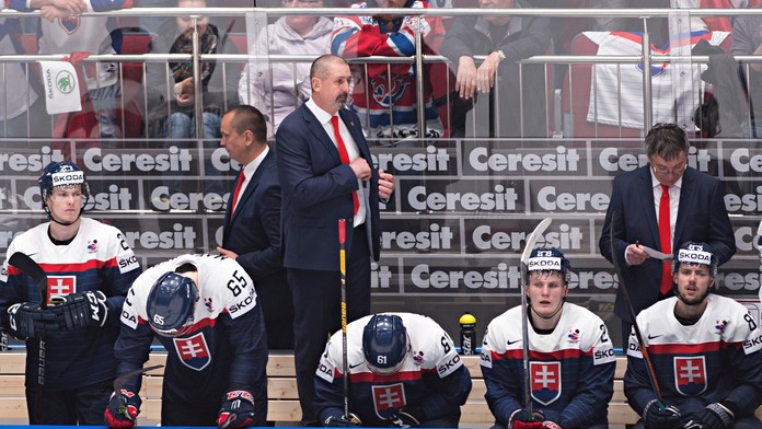 Smutná slovenská striedačka po 60 minútach zápasu s USA. Po remíze 2:2 sme na šampionáte skončili.