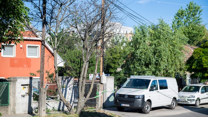 Reportérka Victoria Price počas rozhovoru s respondentom.