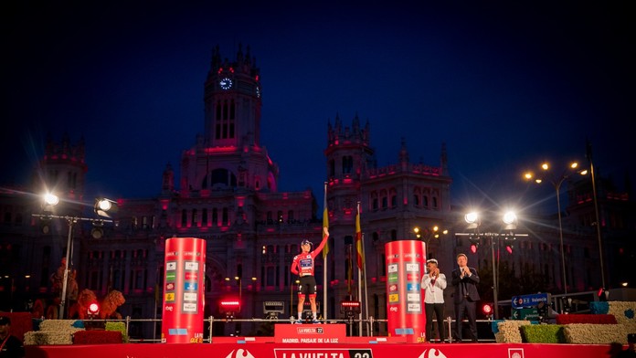 Remco Evenepoel oslavuje triumf na Vuelte 2022