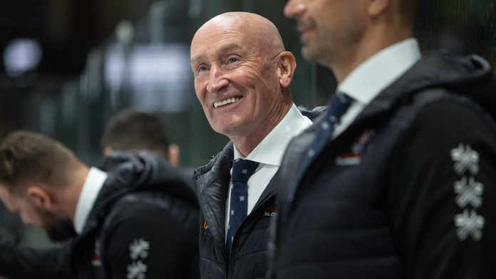 Craig Ramsay na lavičke Slovenska počas prípravného zápasu proti Nemecku