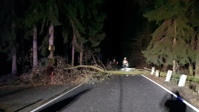 Požiar autoservisu v Bratislave